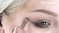 Maquillage devant sa glace