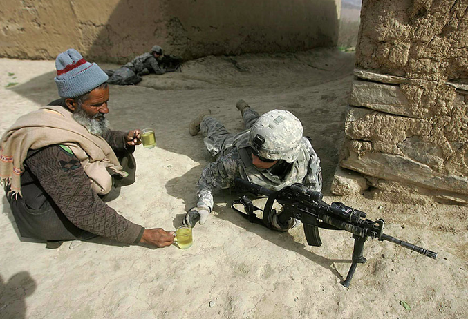 Un Afghan offre le thé à un soldat américain (photo de Rafiq Maqbool)