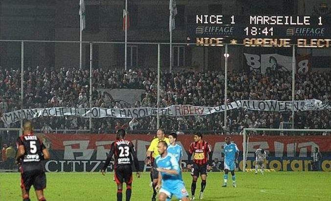 Les supporters de Nice se moquent de Ribéry.
