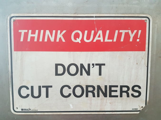 "Pensez qualité. Ne prenez pas de racourcis".
Traduction litérale: "cut corners" = "couper les coins".