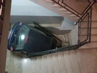 Descendre les escaliers en voiture, plus rapide que l'ascenseur ? 