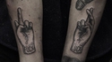 Tatouages aux doigts explicites