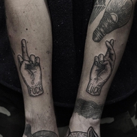 Tatouages aux doigts explicites
