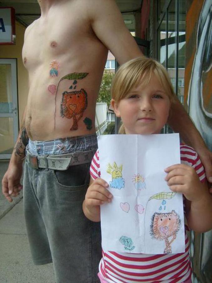 Un homme se fait tatouer un dessin d'enfant.
