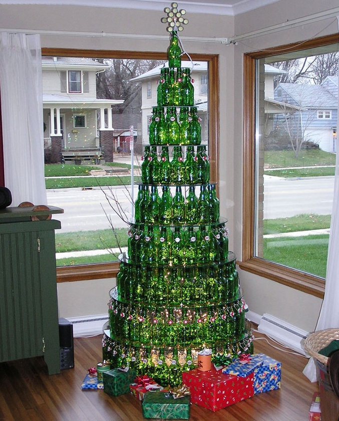 Un arbre de Noël en bouteilles de bières