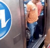 Attention tu risques de te faire pincer la bite très très fort !