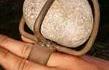 Plus ou moins jolie pierre sertie sur une bague