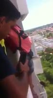 Il achète un parachute sur Internet et le teste depuis son balcon