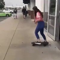 Son sens de la réalité physique du monde la confine ...