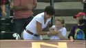 Une femme vole la balle à une petite fille pendant un match de baseball
