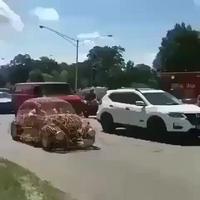 Une voiture de ferronnier 