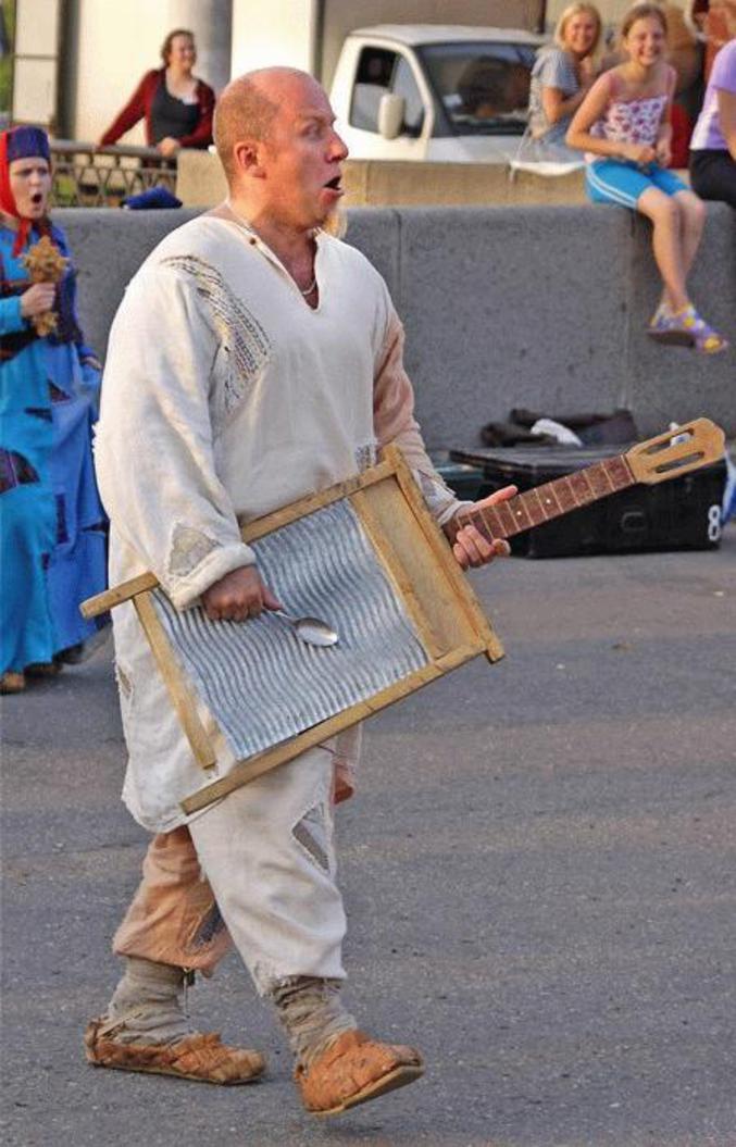 Une guitare qui se joue à la cuillère.