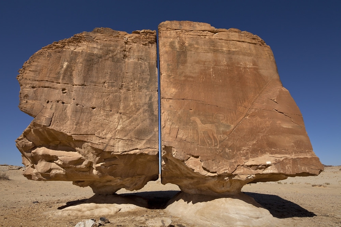 Une fissure étonnamment rectiligne dans l'oasis de Tayma, en Arabie Saoudite.
Pour les détails techniques, je cède la parole à Ced !