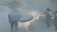 Il cherche une fuite de gaz avec son briquet