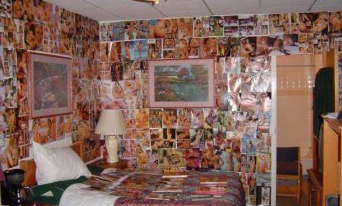 Une chambre où le papier peint est remplacé par des photos porno.