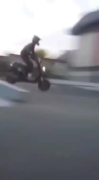 Skatepark en scooter, quelque part en France