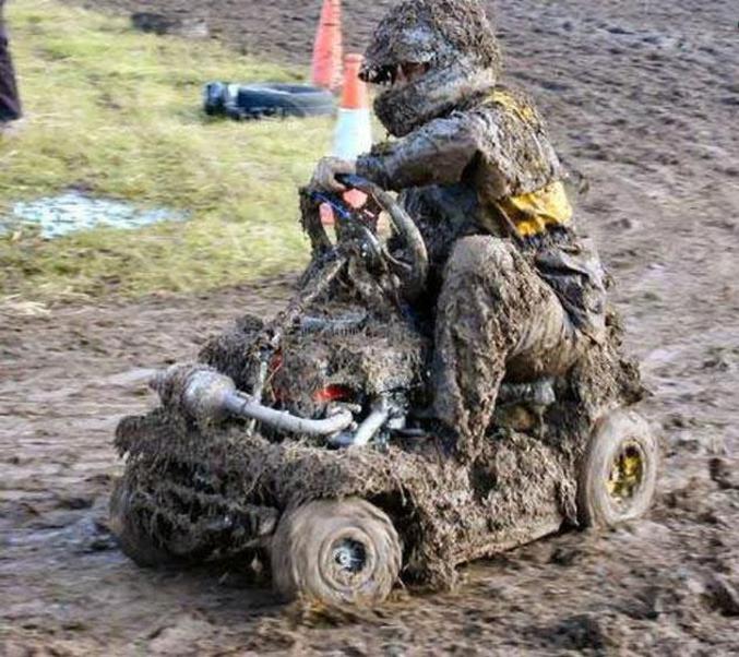 Une course de kart dans la boue.