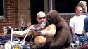 Un biker et son vieux singe