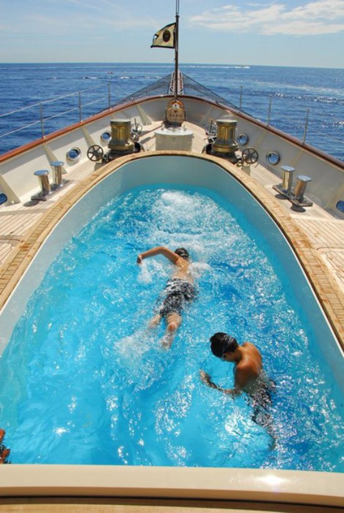 L'intérêt de l'inutile, c'est de mettre une piscine sur un voilier et d'être en photo sur lelombrik.net