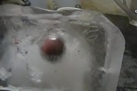 Boule de nickel chaude sur de la glace