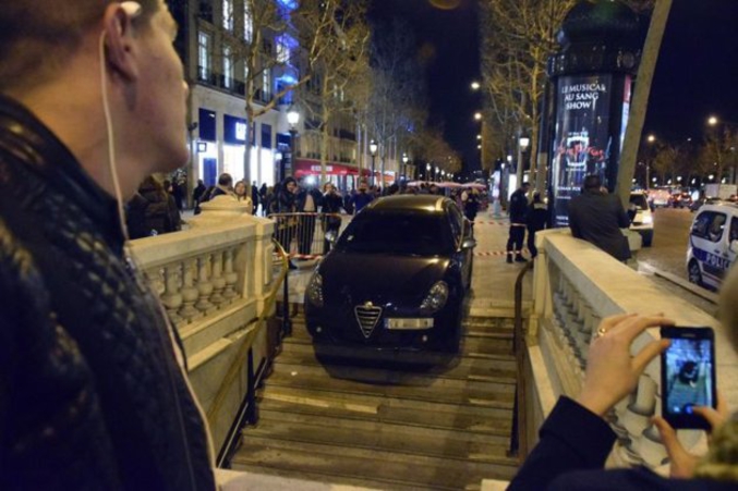 Une voiture a voulu emprunter une bouche de métro sur les Champs-Elysées à Paris, le conducteur croyant avoir affaire à une entrée de parking. C'est balot!