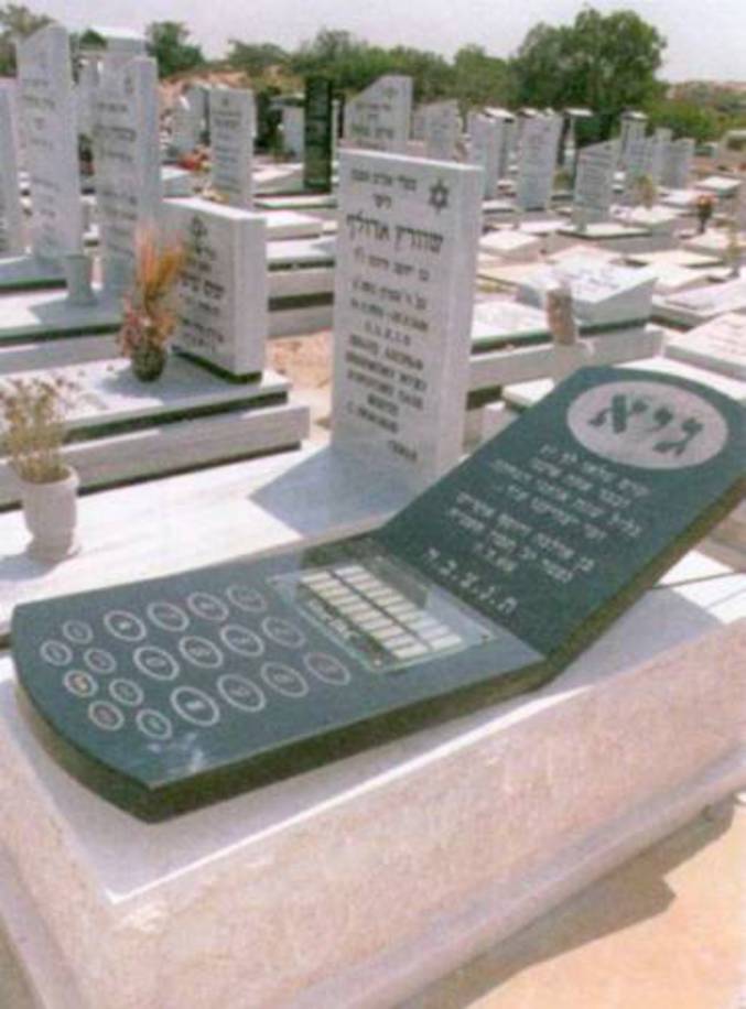 Une pierre tombale en forme de téléphone.