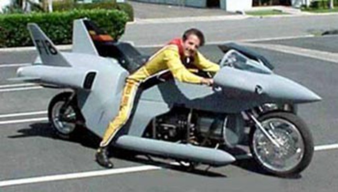 Une moto aux allures d'avion de chasse.