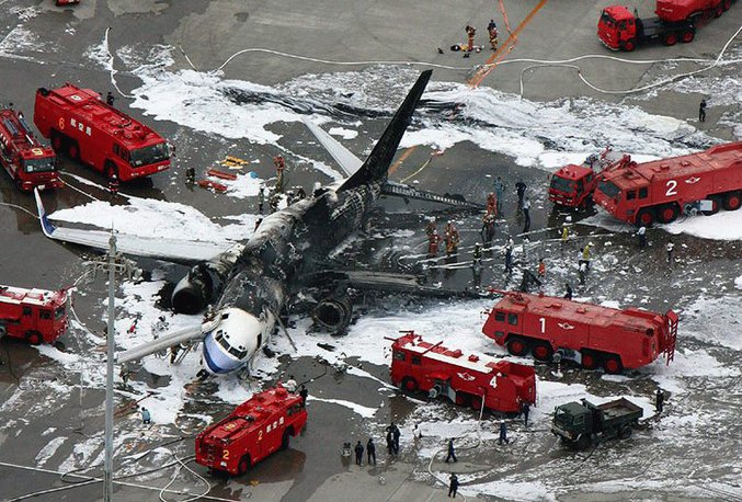 Un avion carbonisé à la suite d'un incendie.