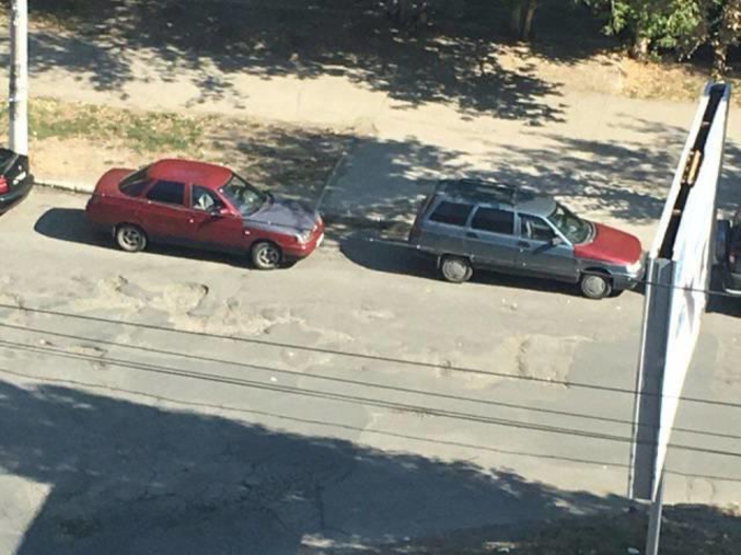Deux voitures dans une rue.