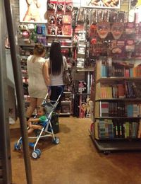 Deux copines au sex shop