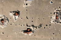 Trous de divers calibres dans un mur en Syrie
