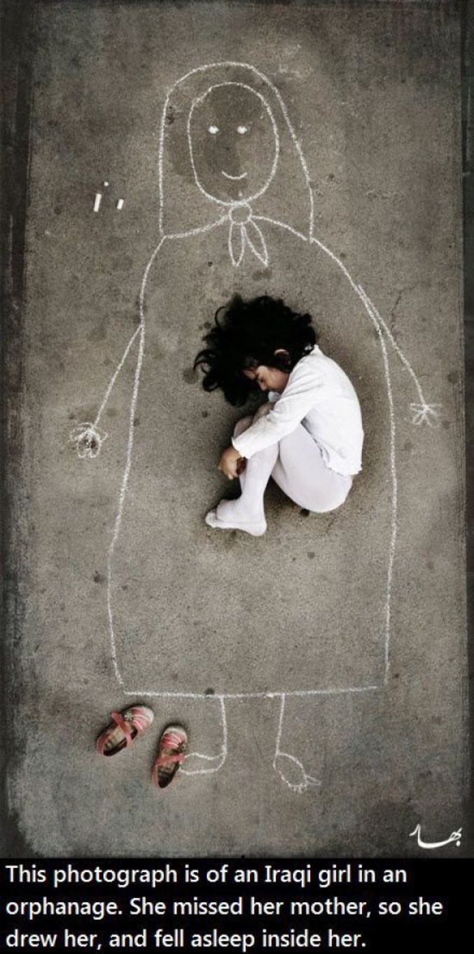 Cette petite fille, qui vit dans un orphelinat, a perdu sa mère. Elle l'a dessinée et dors à l'intérieur d'elle.