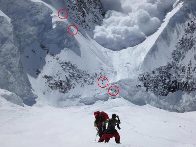 Une avalanche se déclenche alors que des alpinistes entament leur ascension. 
