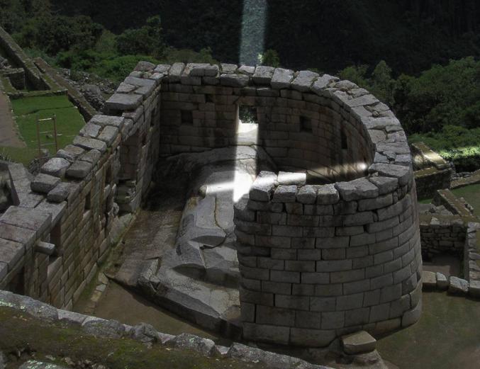 Le rayon que vous voyez vertical (de haut en bas) s'est passé hier au solstice d'hiver, la photo a été superposée à une autre, prise sous le même angle avec le rayon horizontal (de droite à gauche) au solstice d'été. Et ces gens-là ne connaissaient ni la roue, ni l'écriture...