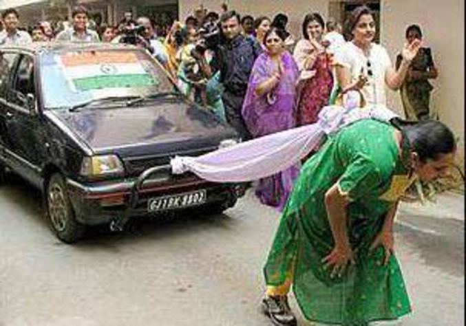 Une indienne qui tire une voiture avec ses cheveux.