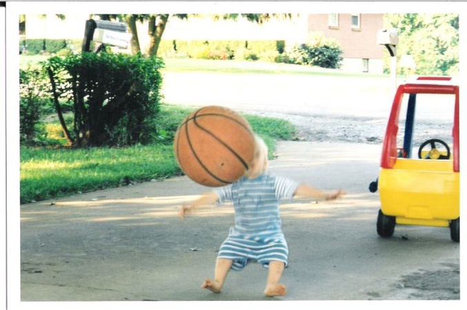 Un bébé qui se prend un ballon de basket