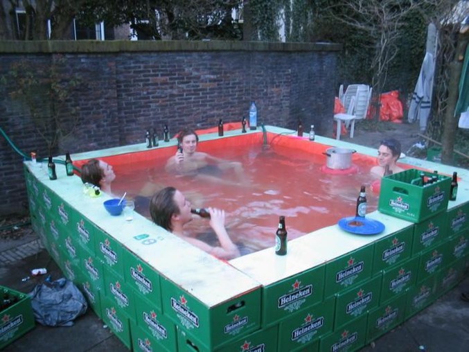 Une piscine construite avec des packs de bière.