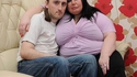 Un couple normal maintenant douillettement installé