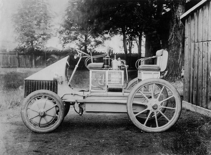 Lohner-Porsche « Mixte », la première voiture hybride. Jacob Lohner a construit la Lohner-Porsche Mixte en 1901. Le responsable de la construction de Lohner, Otto Grünwald, a conçu le véhicule en collaboration avec Ferdinand Porsche. Un prédécesseur avec des moteurs à moyeu de roue et une batterie avait fait sensation à l’Exposition universelle de Paris en 1900 et avait reçu une médaille d’or.

Cette Mixte dispose d’un Paul Daimler-Motor de l’usine Daimler de Vienne Neustadt. L’homme d’affaires et diplomate austro-hongrois Emil Jellinek a financé sept de ces premiers véhicules longue distance Mixte. Ce modèle particulier avait un générateur rotatif alimenté par un moteur à essence, qui générait l’électricité utilisée pour alimenter les moteurs montés sur le moyeu. Ceux-ci ont trois vitesses interchangeables et peuvent être commutés sur des générateurs pour les utiliser comme freins. Dans une procédure de freinage comme celle-ci, une tension de 420 est créée. Les serpentins chauffants sous le châssis évacuent la chaleur créée.