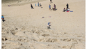 Un petit garçon descend une dune