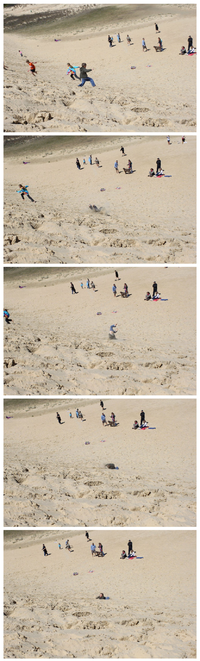 Un petit garçon descend une dune