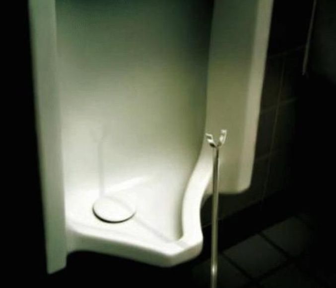 Un urinoir utilisable sans les mains !