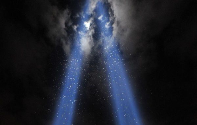 Des milliers d'oiseaux passent dans les deux faisceaux des projecteurs du mémorial du 11 Septembre à New York, peu avant leur extinction le 11 Septembre 2010.  Ces deux faisceaux symbolisaient les deux tours du World Trade Center, tombées neuf ans auparavant. (photo de Christopher Pasatieri)