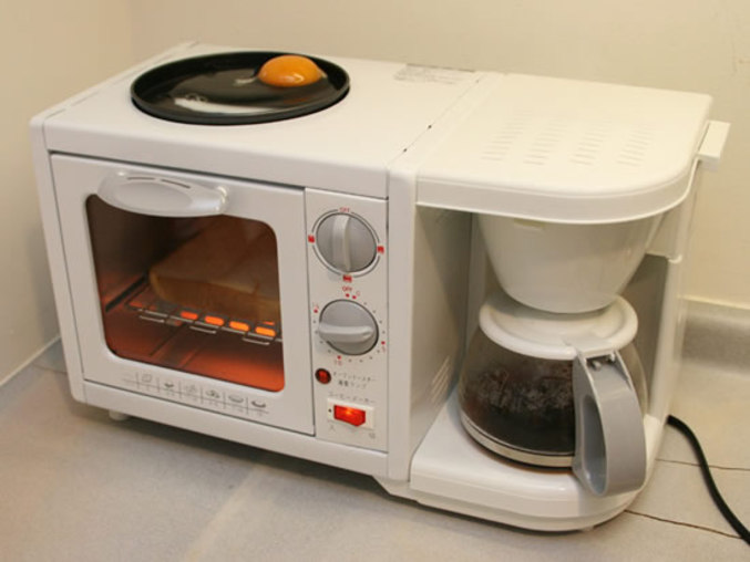 Un appareil pour gagner de la place : micro-ondes, cafetière & plaque de cuisson