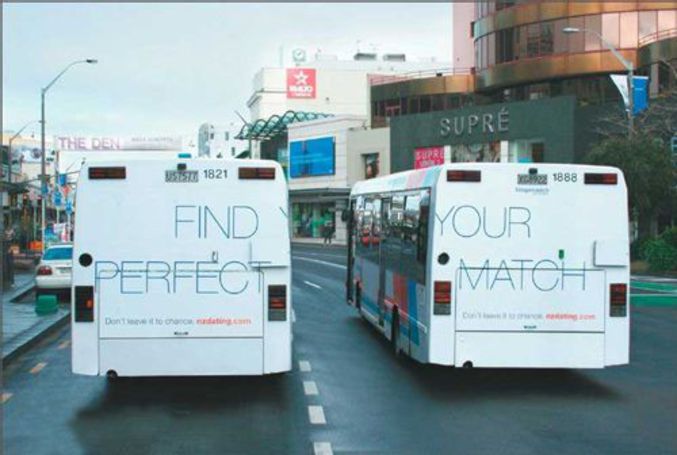 Une publicité en deux parties sur des bus