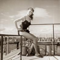 1952, Brigitte Bardot a 18 ans et pose sur les toits de Paris