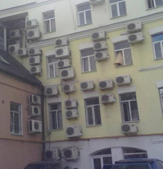 Un bâtiment avec plusieurs appareils à air conditionné