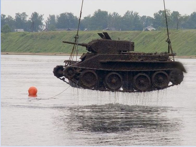 Dans un lac polonais, on retire une babiole: Un char russe T34 dans un état, ma foi, pas catastrophique! Les chenilles encore solidaires après 70 ans dans la flotte, c'est un sacré bol !