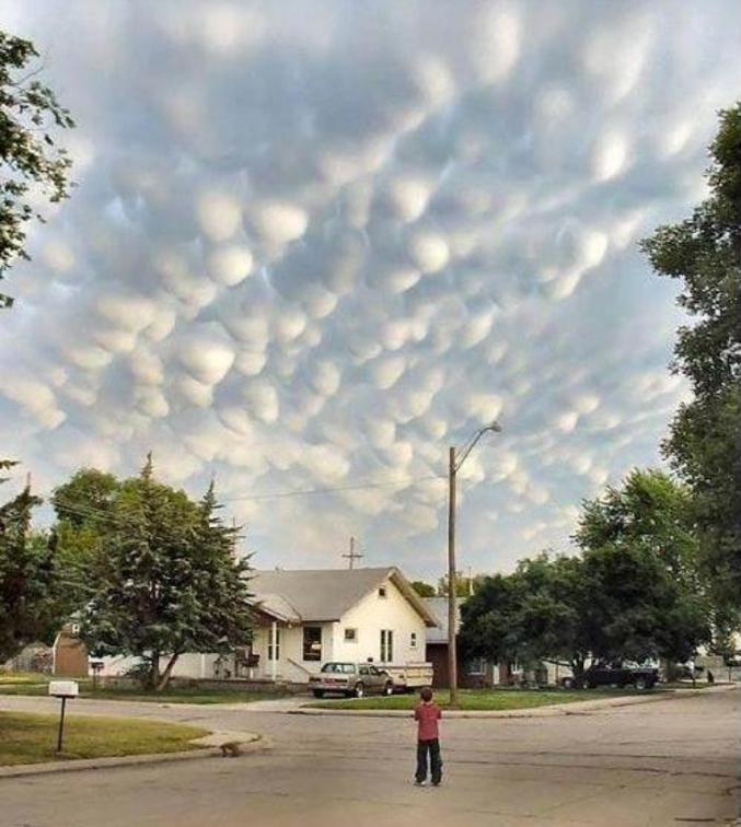 Des nuages avec des formes assez bizarres.