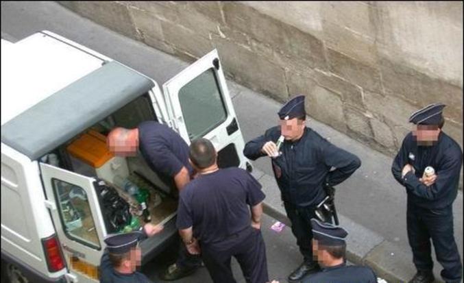 Policiers faisant une pause bière pendant leur service